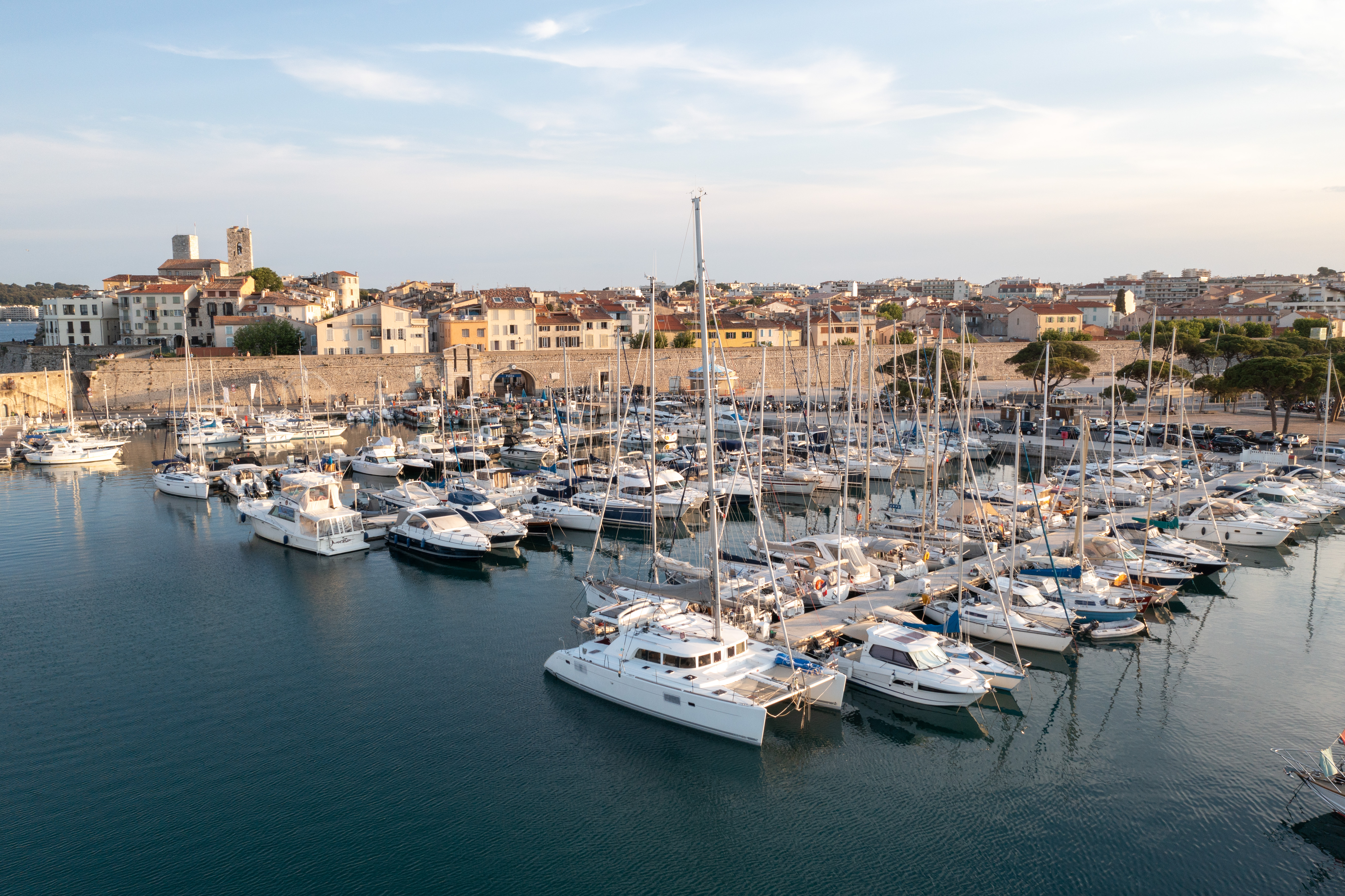 des bateaux amarrés